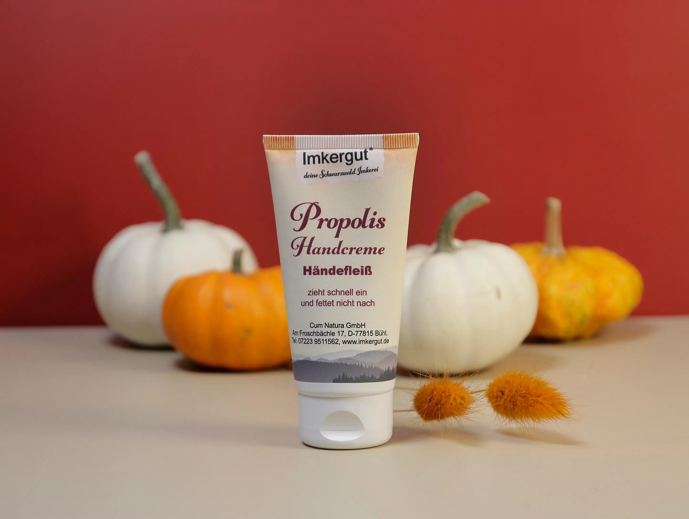 Eine Tube Handcreme mit herbstlichem Hintergrund